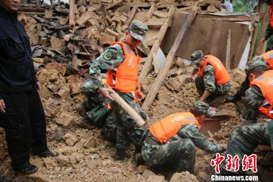 圖為武警官兵正在救災(zāi)中 鐘欣 攝