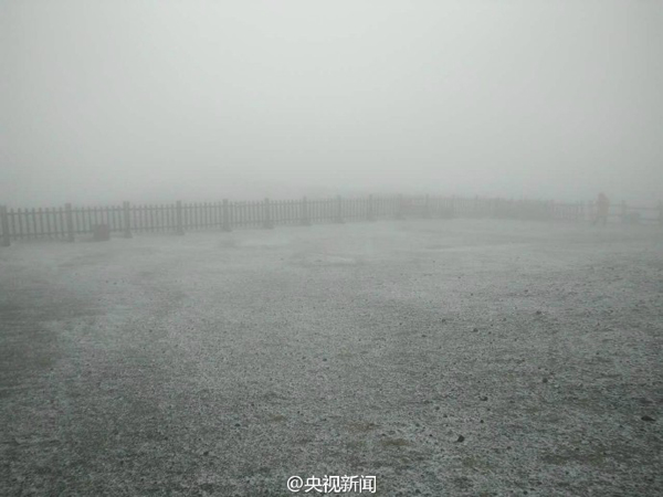 10月3日中午，長白山下起了今年入秋以來的第一場雪，預計今天下午還可能有一個降雪過程。 @央視新聞 圖