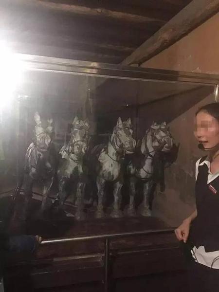 世界八大奇跡館展品：兵馬俑銅車馬（旁邊這位工作人員是真人?。? longdesc=