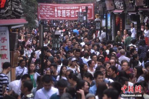 資料圖：10月7日，國(guó)慶長(zhǎng)假最后一天，重慶磁器口古鎮(zhèn)游客依然“爆棚”。 陳超 攝