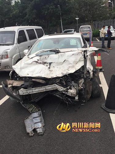 裸體小伙凌晨搶車(chē)飛馳 撞翻面包車(chē)致2人重傷(圖)