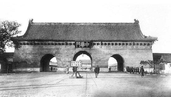 1959年，擴(kuò)建天安門廣場(chǎng)，中華門被拆除