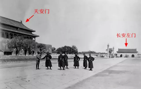 因交通問題，1952年8月將長(zhǎng)安左、右門拆除