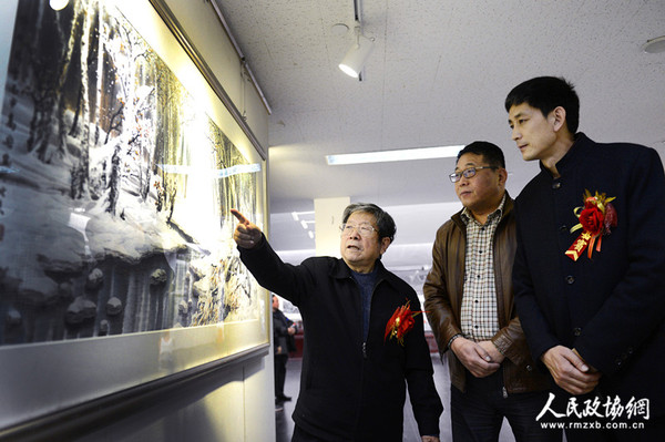 00010A0001A冰雪山水畫創(chuàng)始人、著名畫家于志學(xué)在學(xué)生高宏的畫展上和嘉賓交流冰雪畫創(chuàng)作技巧_副本