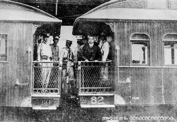 1912年8月24日，孫中山在離天津赴北京的列車上。