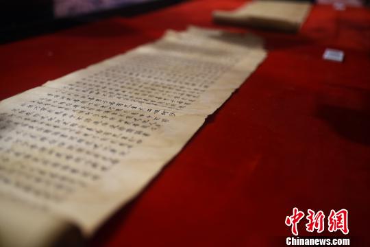 兩件華東師范大學(xué)圖書館館藏敦煌卷子珍品首次公開展出。　芊燁　攝