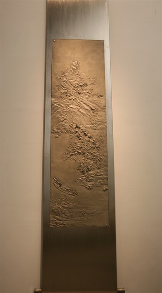 　　李向群 《江山》-1  Landscape-1尺寸Size： 340cm×92cm×1.6cm   材質(zhì)Material：白銅 Cupronickel  2012 