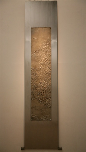 　　李向群 《江山》-2  Landscape-2 尺寸Size：340cm×92cm×1.6cm  材質(zhì)Material：白銅 Cupronickel  2012 