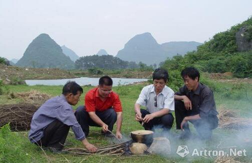 圖為中國社會科學(xué)院考古研究所考古專家在進(jìn)行“雙料混煉”考古實驗。　楊陳　攝