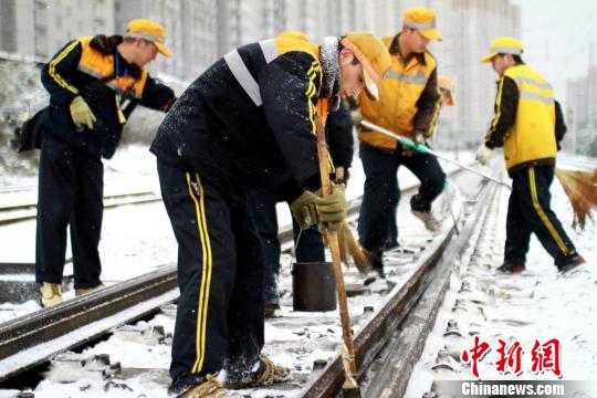 為確保隴海線客運安全暢通西安西站全力進行鐵軌防凍除雪工作?！＄姾擦帧z