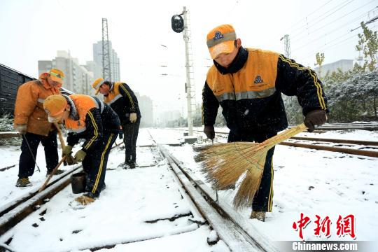 為確保隴海線客運安全暢通西安西站全力進行鐵軌防凍除雪工作?！＄姾擦帧z