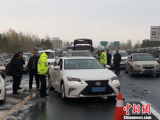 圖為高速交警對車輛進行疏導?！∥靼步痪咚俅箨牴﹫D 攝