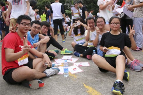  10月23日，福建師范大學(xué)，“迷馬”選手挑戰(zhàn)后在休息處合影留念，他們臉上露出挑戰(zhàn)成功的喜悅。蘇澤汗／攝