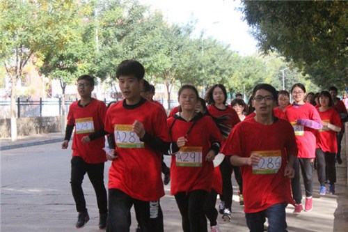  10月23日，河北民族師范學院，學院PK“迷馬”挑戰(zhàn)中，身著院服的同學們，隊形緊湊，每個人都努力奔跑。 李辰陽／攝