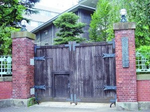 位于日本東京上野公園的東京美術(shù)學(xué)校舊址，今屬東京藝術(shù)大學(xué)