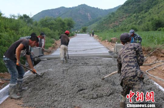 交通扶貧：發(fā)揮行業(yè)優(yōu)勢帶領(lǐng)村民走上“致富路”