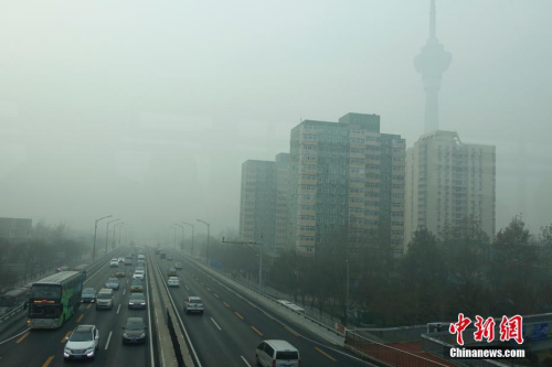 12月20日，北京西三環(huán)籠罩在霧霾中，因單雙號(hào)限行路上車輛明顯減少。<a target='_blank' href='http://www.chinanews.com/'>中新社</a>記者 盛佳鵬 攝