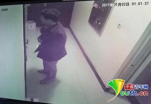 女子深夜墜亡男同學(xué)家 男方曾翻查女方門外垃圾桶