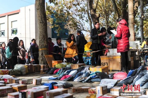 資料圖：2016年11月11日，濟(jì)南一高校物流配送站里快件擺滿地，女大學(xué)生們排長隊(duì)領(lǐng)取網(wǎng)購商品。<a target='_blank' href='http://www.chinanews.com/' _fcksavedurl='http://www.chinanews.com/'></table>中新社</a>記者 張勇 攝