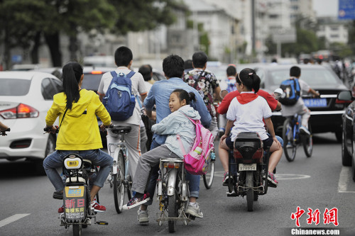 資料圖：2016年9月1日，北京中小學(xué)開學(xué)首日遇上早高峰，造成學(xué)校周邊道路擁堵。