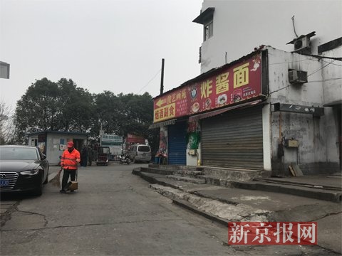 案發(fā)地點位于武昌火車站東廣場附近的城中村，地上的血跡被清理干凈了。 新京報記者 曹曉波攝