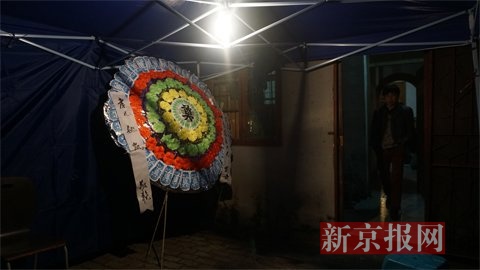 家屬在出租屋搭設(shè)靈堂，放置花圈。新京報記者 曹曉波攝