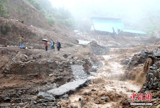 資料圖：2016年9月18至19日，四川攀枝花市境內(nèi)出現(xiàn)特大暴雨，該市仁和區(qū)大田鎮(zhèn)、平地鎮(zhèn)、務本鄉(xiāng)和東區(qū)銀江鎮(zhèn)等地受災嚴重，四川防汛抗旱指揮部稱，此次強降雨已致攀枝花市4個縣(區(qū))15個鄉(xiāng)鎮(zhèn)12669人受災，6人死亡、11人失蹤。據(jù)悉，此次暴雨攀枝花市8個監(jiān)測點降雨量達100毫米以上，主要分布在東區(qū)和仁和區(qū)。其中仁和區(qū)水淌田水庫監(jiān)測點降雨量達236.2毫米。多個縣區(qū)出現(xiàn)大面積山體滑坡、塌方、泥石流、山洪等自然災害，個別地方高速公路道路阻斷、隧道塌方、民房沖毀。吳從昊 攝