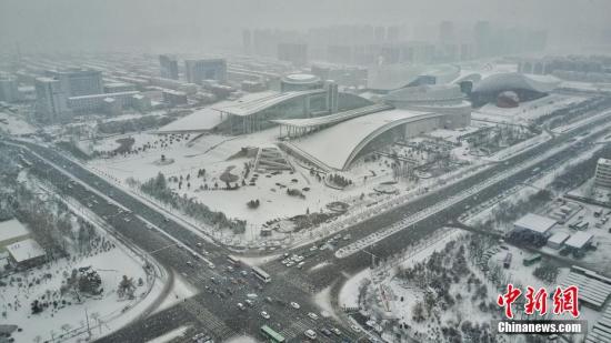 2月21日，呼和浩特降下大雪，交通受阻，市內(nèi)快速路全線封閉，當(dāng)?shù)貧庀蟛块T發(fā)布暴雪黃色預(yù)警與道路結(jié)冰黃色預(yù)警信號(hào)。徐小鋼 攝