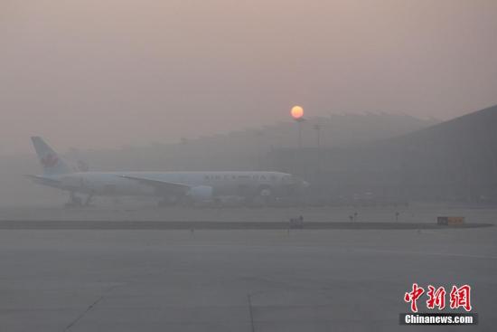 資料圖 1月3日，霧霾籠罩下的北京首都機場。<a target='_blank' href='http://www.chinanews.com/'>中新社</a>記者 崔楠 攝