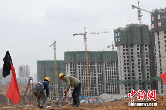 資料圖 民工在一建筑工地作業(yè)。<a target='_blank' href='http://www.chinanews.com/'>中新社</a>記者 武俊杰 攝