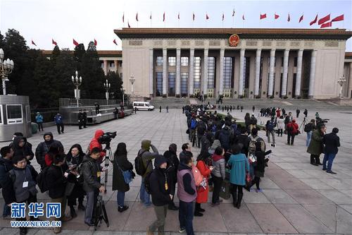 3月5日，第十二屆全國(guó)人民代表大會(huì)第五次會(huì)議在北京人民大會(huì)堂開幕。這是記者在人民大會(huì)堂外排隊(duì)等待進(jìn)入會(huì)場(chǎng)。 新華社記者燕雁攝