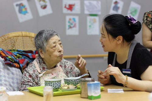 虹口區(qū)首個“長者照護(hù)之家”，午餐三菜一湯，營養(yǎng)軟糯適合老人口味。