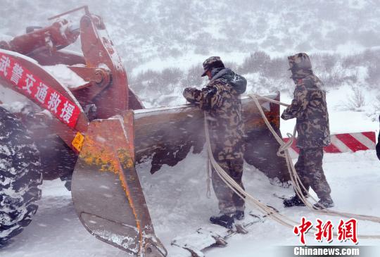 圖為武警交通第二支隊(duì)六中隊(duì)官兵為救援做好準(zhǔn)備 王毅凱 攝