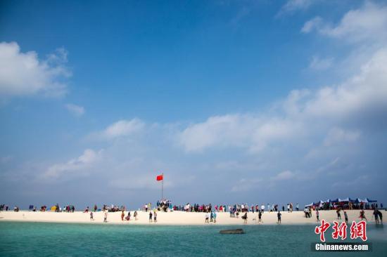 近日，<a target='_blank' href='http://www.chinanews.com/'>中新社</a>記者隨新投入西沙生態(tài)旅游航線運(yùn)營的“長樂公主”游輪，進(jìn)入西沙群島永樂環(huán)礁，探訪風(fēng)景如畫的西沙海域。圖為全富島風(fēng)光。<a target='_blank' href='http://www.chinanews.com/'>中新社</a>記者 洪堅(jiān)鵬 攝