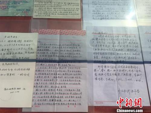 展出的部分家書?！±罴掩S 攝