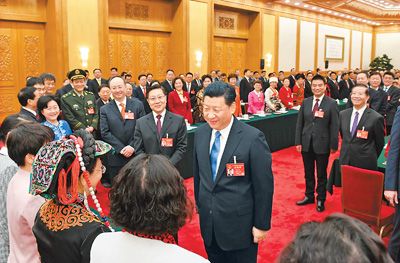 3月8日，中共中央總書記、國家主席、中央軍委主席習(xí)近平參加十二屆全國人大五次會(huì)議四川代表團(tuán)的審議。在“三八”國際勞動(dòng)?jì)D女節(jié)到來之際，習(xí)近平代表黨中央、國務(wù)院，向參加全國兩會(huì)的女代表、女委員、女工作人員，向全國各族各界婦女同胞，致以節(jié)日的祝賀和誠摯的祝福。這是習(xí)近平同女代表親切交談。新華社記者 李學(xué)仁攝