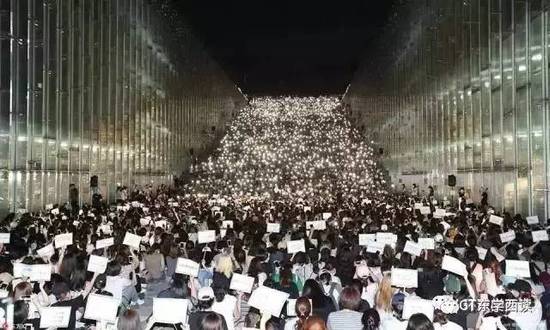 韓國學生抗議梨花女子大學招收鄭維羅。