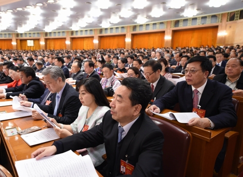 3月12日，十二屆全國人大五次會議在北京人民大會堂舉行第三次全體會議。這是代表們認(rèn)真聽會。新華社記者 楊宗友攝。