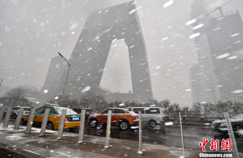 2月21日，北京多個(gè)地區(qū)迎來(lái)降雪天氣，預(yù)計(jì)降雪過(guò)程將持續(xù)至半夜?！按貉比缂s而至，整個(gè)城市一派銀裝素裹的景象。圖為雪中的央視大樓。<a target='_blank' href='http://www.chinanews.com/' >中新網(wǎng)</a>記者 金碩 攝