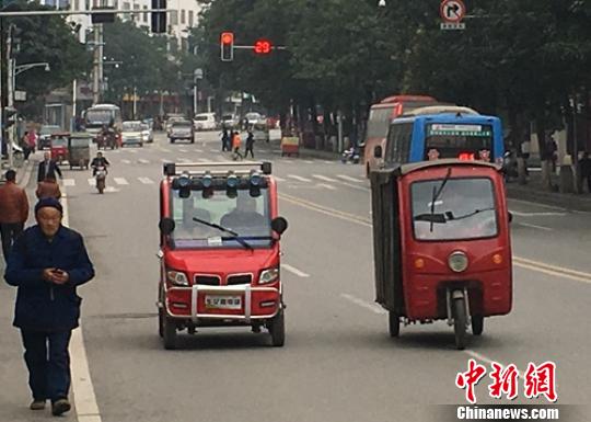 營山縣城滿街跑的的電動三四輪車。　劉忠俊 攝