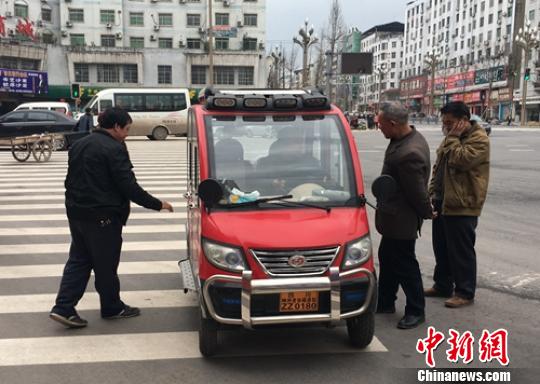 營(yíng)山城區(qū)電動(dòng)四輪車司機(jī)正在討論車輛的車況?！⒅铱?攝