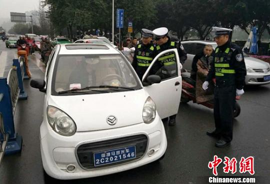 樂山交警嚴查電動三四輪車違規(guī)上路。　劉忠俊 攝