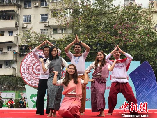 圖為廣西醫(yī)科大學(xué)的留學(xué)生身著各自國家的傳統(tǒng)服飾在現(xiàn)場表演。鐘建珊 攝