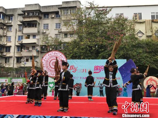 圖為小學(xué)生們身著壯族服飾表演節(jié)目。鐘建珊 攝