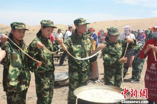 資料圖：野外拉練，學(xué)生自己做飯?！＄娦?攝