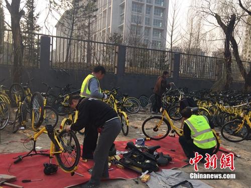 在北京某個共享單車維修點，修車師傅正在工作。<a target='_blank' href='http://www.chinanews.com/' >中新網</a> 吳濤 攝