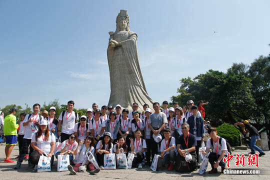 資料圖：臺灣青年參訪湄洲媽祖祖廟時合影。 <a target='_blank' href='http://www.chinanews.com/'>中新社</a>記者 陳小愿 攝