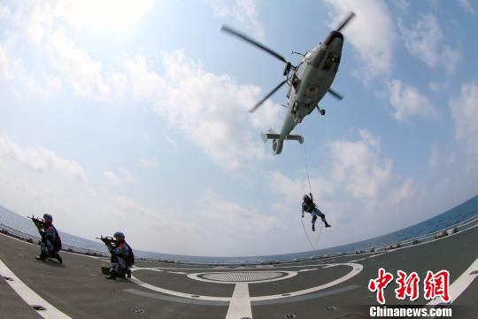 中國海軍第二十六批護航編隊特戰(zhàn)隊員開展反海盜演練