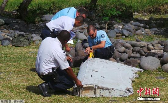 資料圖：在法屬留尼旺群島海岸線上發(fā)現(xiàn)的MH370殘骸。