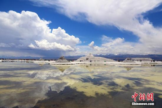 4月29日，素有中國(guó)“天空之鏡”之稱的青海茶卡鹽湖開園納客。茶卡鹽湖位于青海省海西蒙古族藏族自治州烏蘭縣茶卡鎮(zhèn)附近，湖面海拔3100米，呈橢圓形，總面積105平方公里，因其旅游資源稟賦可與玻利維亞烏尤尼鹽沼相媲美，享有中國(guó)“天空之鏡”之美稱。 羅云鵬 攝